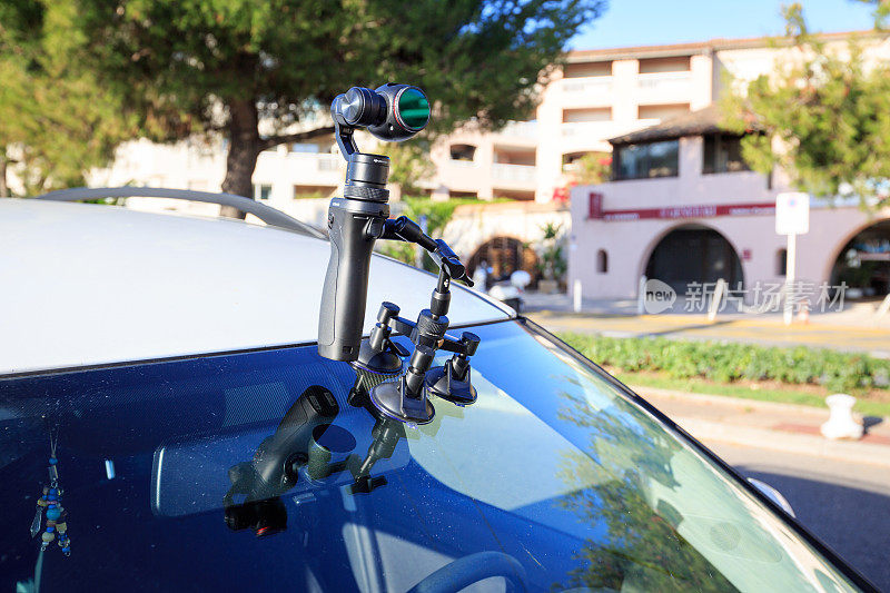 DJI Osmo手持万向节摄像机安装在汽车挡风玻璃上